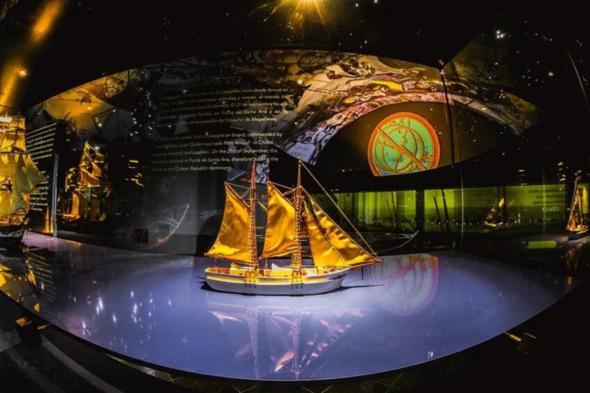 Une exposition de musée comprenant une grande maquette de voilier, un dôme de planétarium et des panneaux d’information. 5