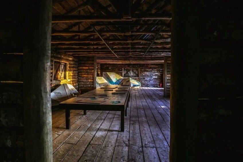 Un intérieur en bois avec une longue table et des vitrines. 2
