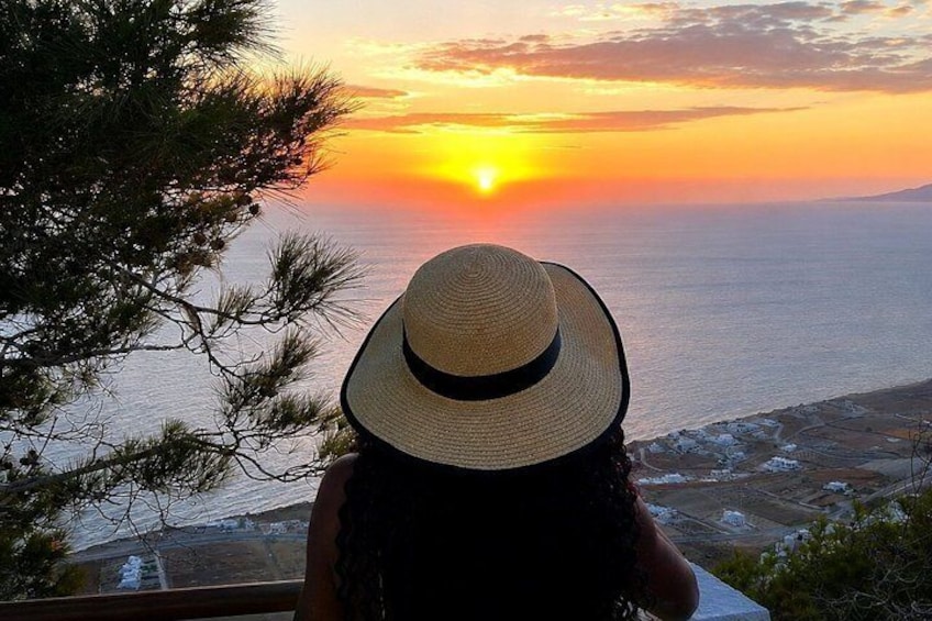 Un coucher de soleil sur l’océan, avec une personne portant un chapeau de paille. 1