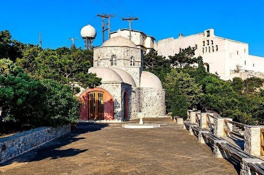 Une église à l’architecture caractérisée par des dômes, une fontaine et un chemin de pierre menant à l’entrée. 4