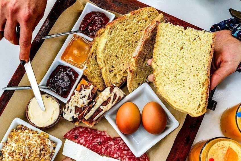 Un plateau de charcuterie accompagné de pain, d’œufs et de différentes sortes de tartinades. 5