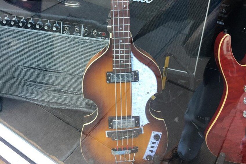Eine Gitarre und ein Verstärker im Fahrzeug. 2