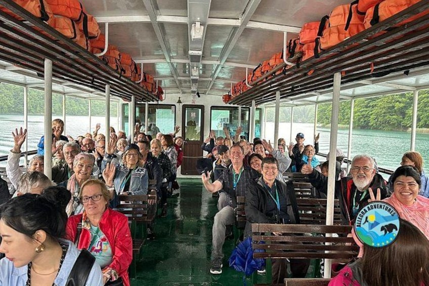 Un grupo de personas en un bote, chalecos salvavidas sobre los asientos. 3
