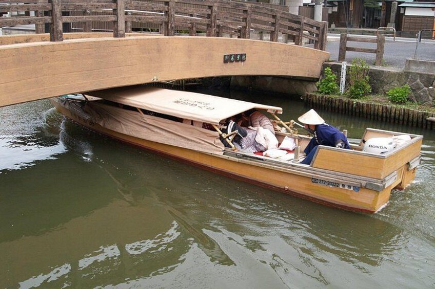 The roof falls when passing through the bridge. 1