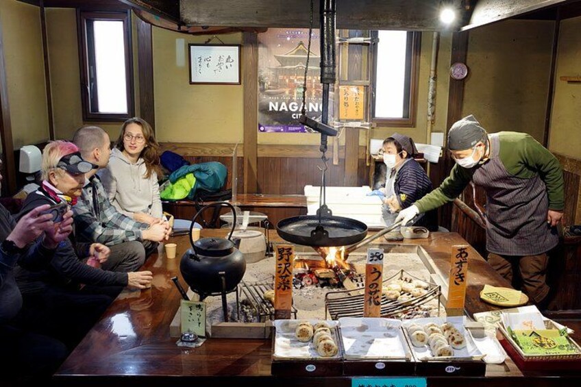 Food & Culture Walk in Nagano: Oyaki, Sake, Matcha & Zenkoji 5
