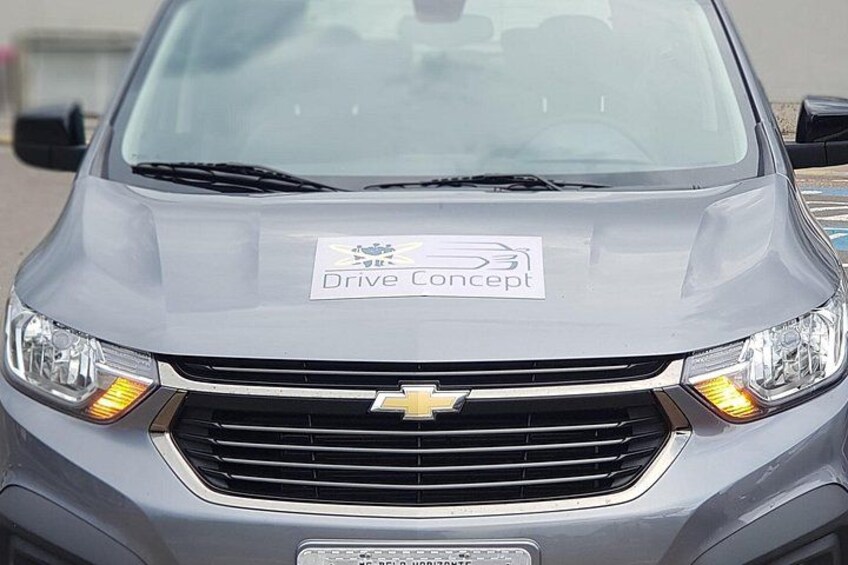 Una camioneta Chevrolet gris con un adhesivo que dice 'Drive Concept' en el parabrisas. 2
