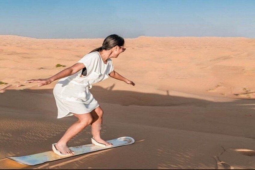 Una persona equilibrándose sobre una tabla en el desierto. 3