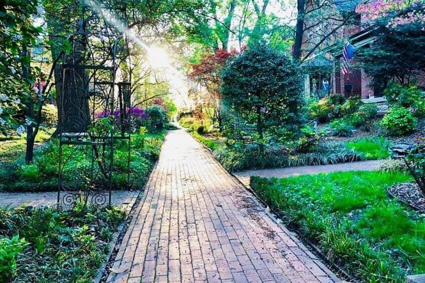 One of our guides will help you discover secluded Old Louisville walking courts that you wouldn't find on your own. 1