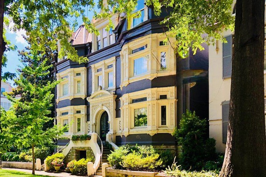 Explore hidden walking courts and charming alleyways with your Louisville Historic Tours guide and see why we're the only tour in Louisville that is recommended by The New York Times. 3
