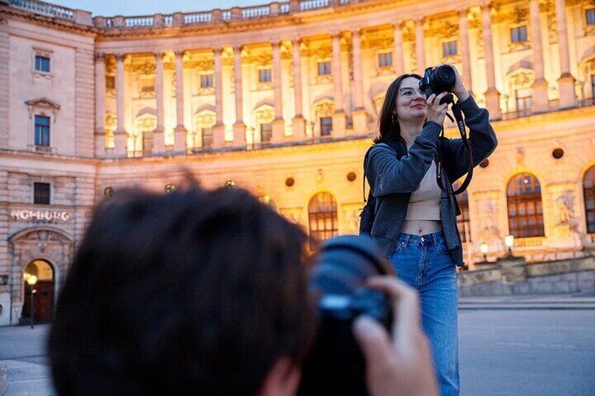 En person som fotograferar en historisk byggnad med kolonner och valv. 1