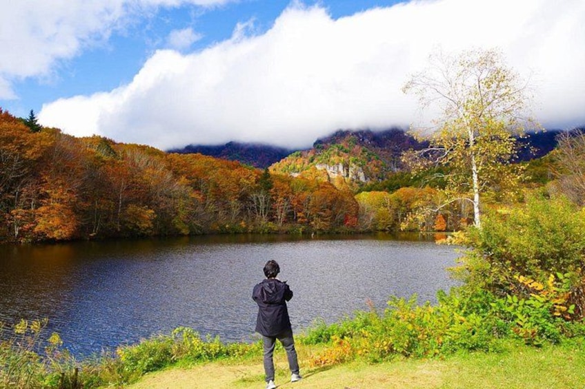 Taking in the serene view of Kagami-ike Pond in autumn. 2