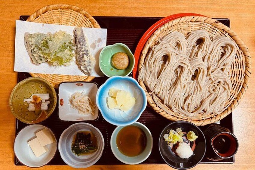 Seasonal tempura and handmade Togakushi soba – a local culinary delight. 3