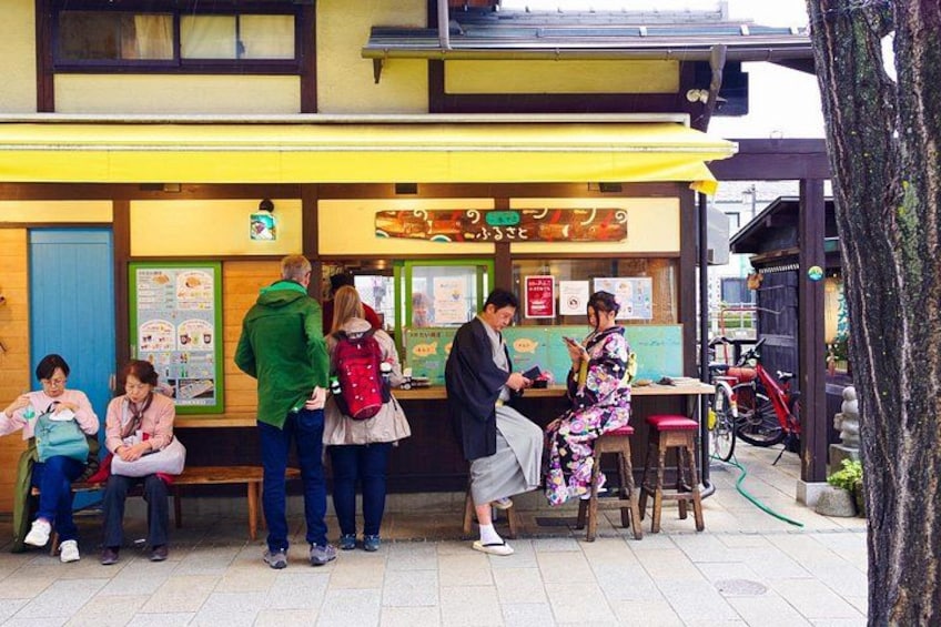 Matsumoto Castle, Sake & Local Bites Walking Tour 1