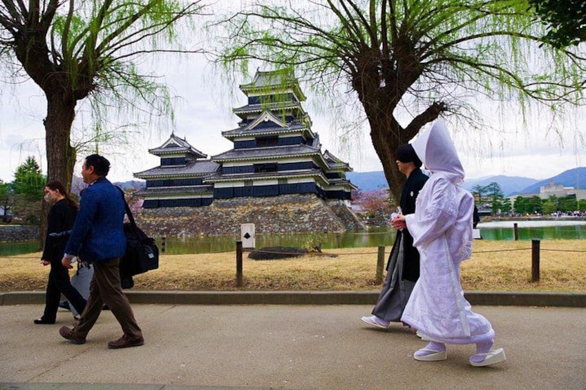 Matsumoto Castle, Sake & Local Bites Walking Tour 3