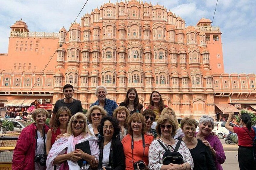 Un grupo de personas frente a un edificio grande y ornamentado con múltiples arcos y cúpulas. 1