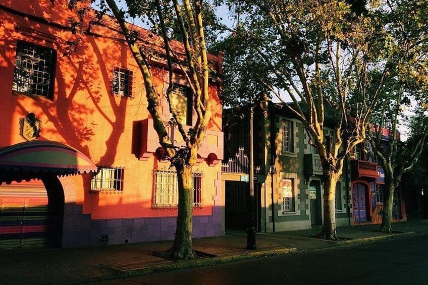 Una calle con edificios, árboles y aceras. 2