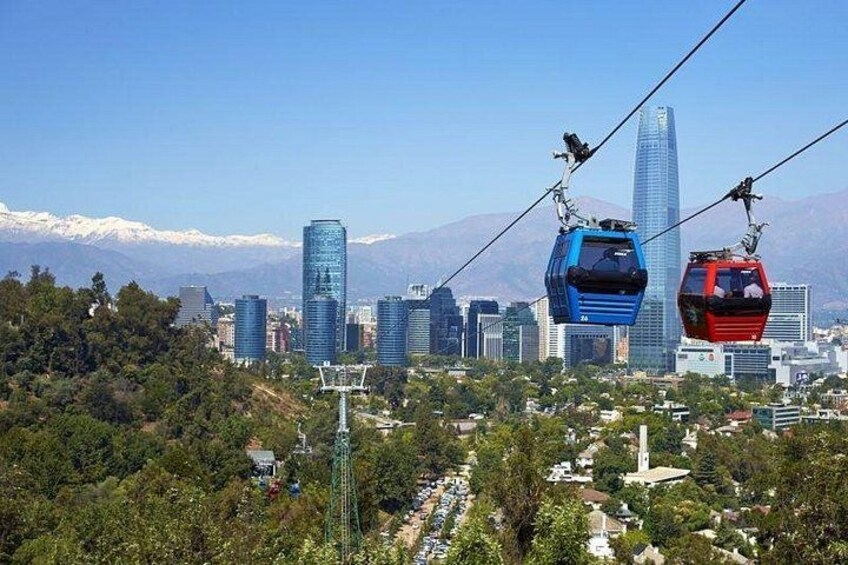 Un sistema de teleférico con un paisaje urbano al fondo. 3