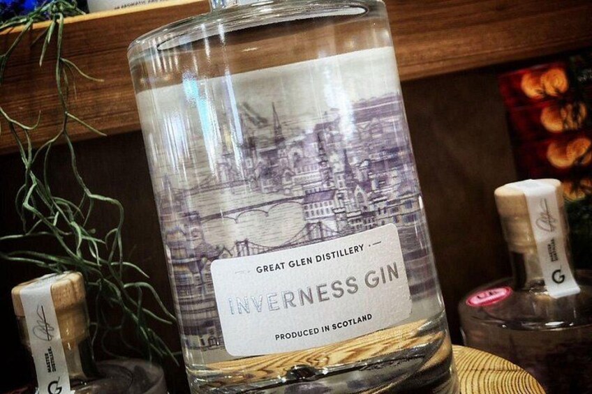 Een fles Inverness gin met een etiket waarop een stadsgezicht staat. 2