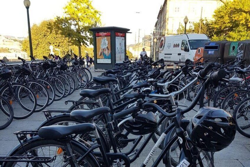 A row of bicycles parked on a sidewalk. 4