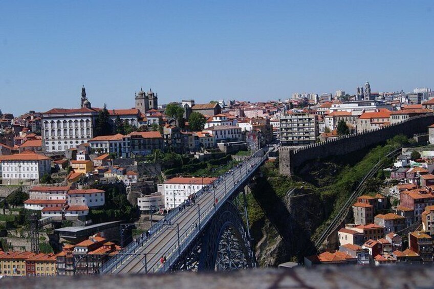 Un paysage urbain avec un pont imposant, des bâtiments historiques et une rivière. 2