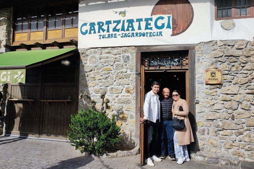 Un bâtiment en pierre sur lequel on peut lire les inscriptions « CARTZIATEGI » et « TOLARE-SAGARDOTEGIA ». 3