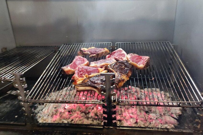Des steaks cuisent sur un gril, avec des marques de gril et des zones noircies bien visibles. 5
