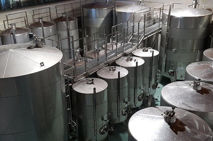 Tanques y tuberías de acero inoxidable, probablemente parte de una cervecería o destilería. 1