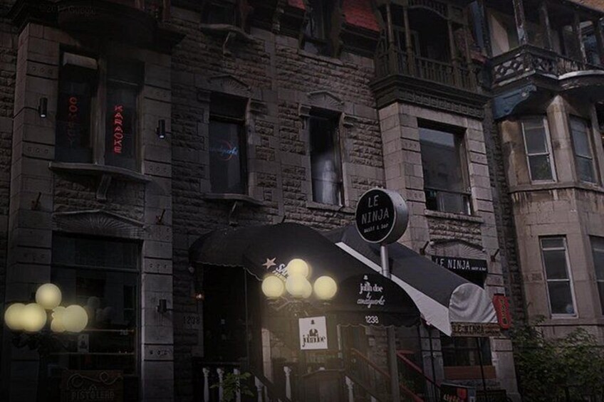 A building with a sign that reads 'Le Ninja.' 1