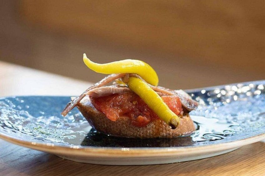 San Sebastian walking tour with pintxo and drink option 2