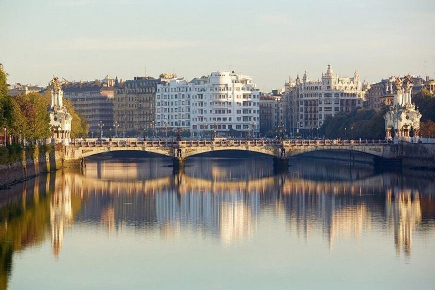 San Sebastian walking tour with pintxo and drink option 2