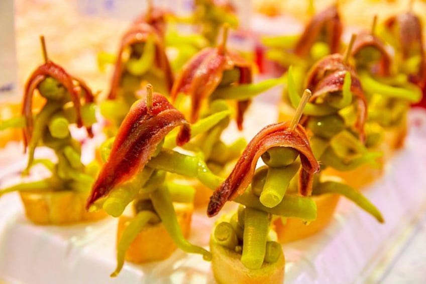 Spiesjes eten met groene groenten en rood vlees. 1