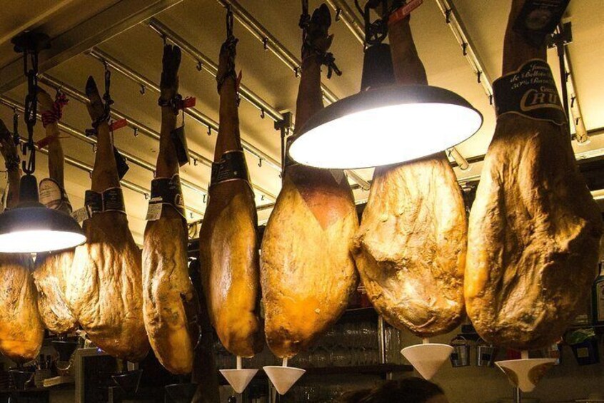 On peut voir plusieurs grandes têtes de porc suspendues dans un marché. 1
