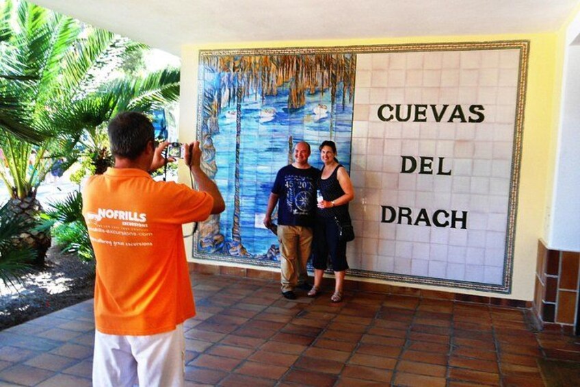 Une fresque murale intitulée « CUEVAS DEL DRACH », sur laquelle on voit une personne prendre une photo. 2