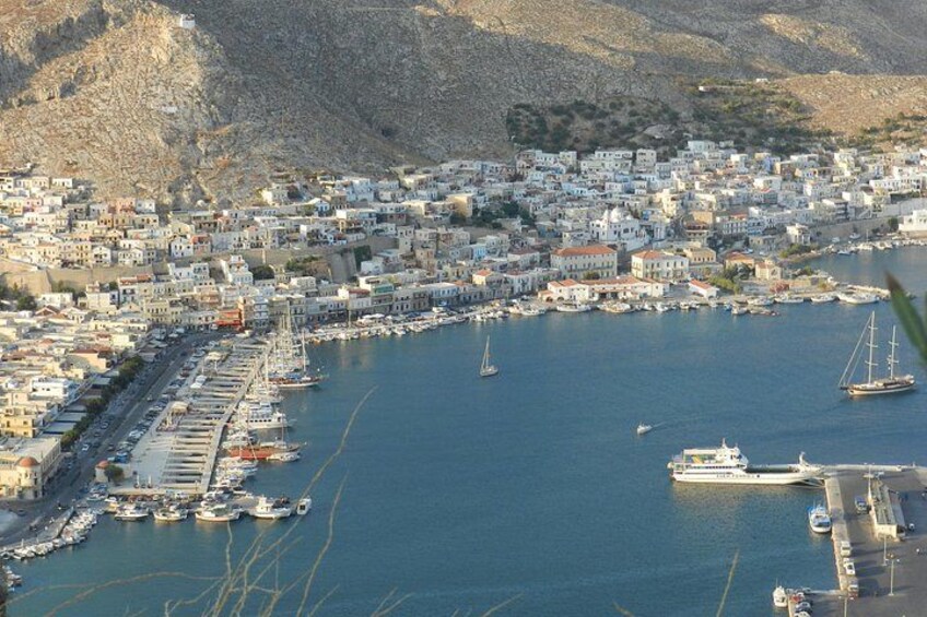 Une ville côtière dotée d’un port de plaisance, de bateaux et de bâtiments. 1