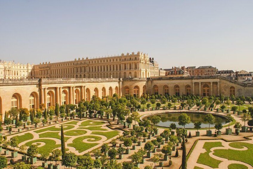 Il Palazzo di Versailles con i suoi giardini simmetrici e le fontane. 1
