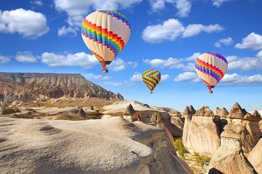 Globos aerostáticos sobre un paisaje rocoso con formaciones rocosas únicas. 2