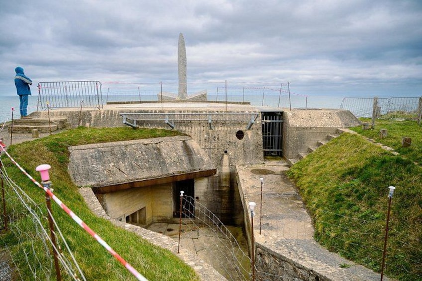 Une fortification côtière dotée d’une tour centrale, d’une vaste zone ouverte et d’une personne se tenant sur une plateforme surélevée. 4