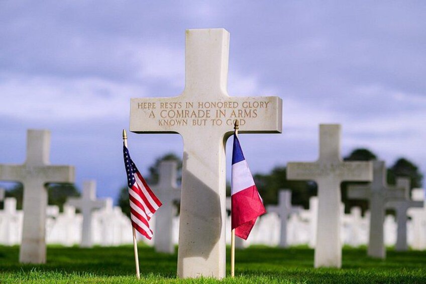 Un cimetière avec des croix et des drapeaux. 2