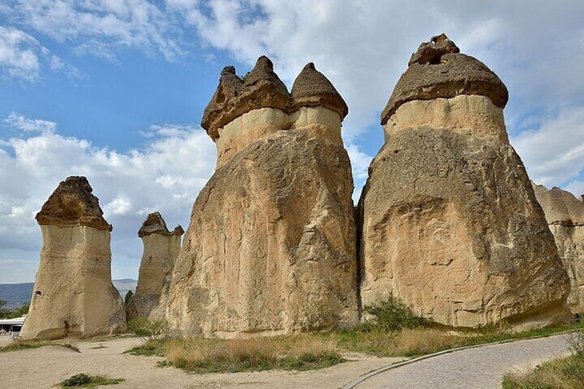 Formazioni rocciose con cime coniche e cielo sereno. 4