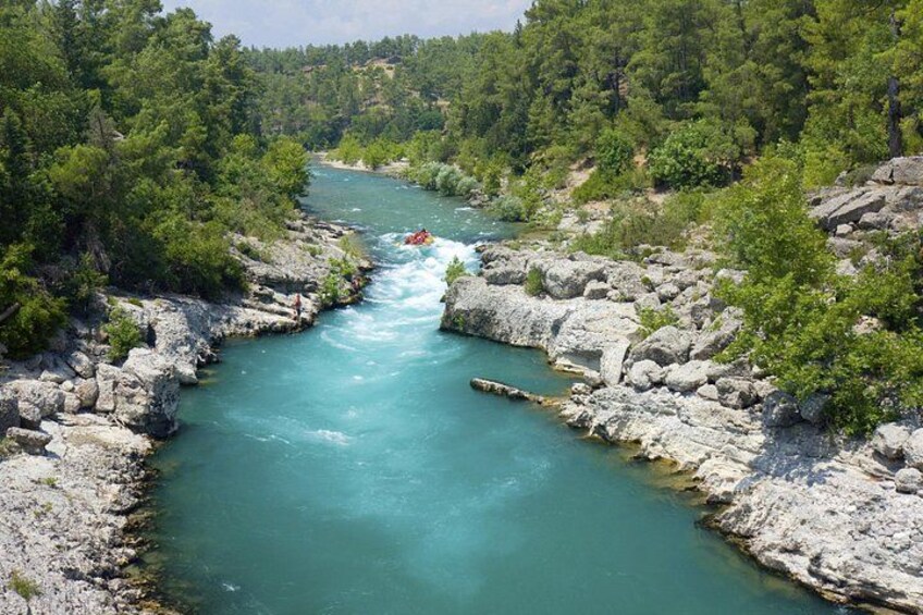 Un río serpentea por un paisaje rocoso con abundante vegetación a ambos lados. 1