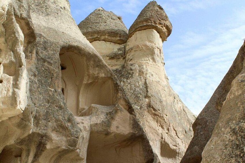 Formations rocheuses de forme conique, dotées d’une ouverture semblable à celle d’une grotte. 2