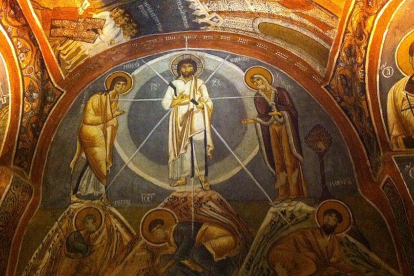 Ein religiöses Fresko mit Figuren, geometrischen Mustern und architektonischen Details. 1