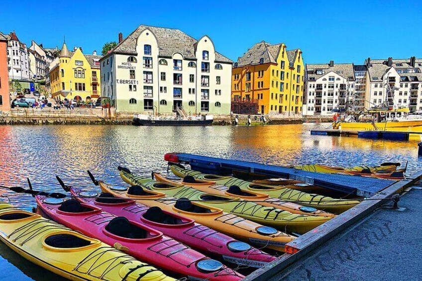 Take a kayaking tour in Brosundet 