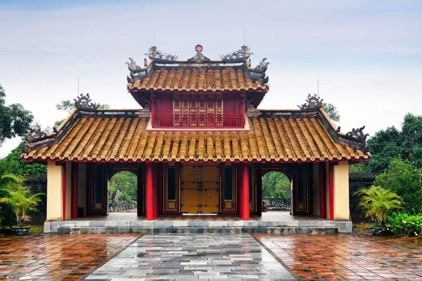 Un bâtiment traditionnel chinois, caractérisé par un toit recouvert de tuiles, des piliers rouges et une entrée également ornée de tuiles. 3