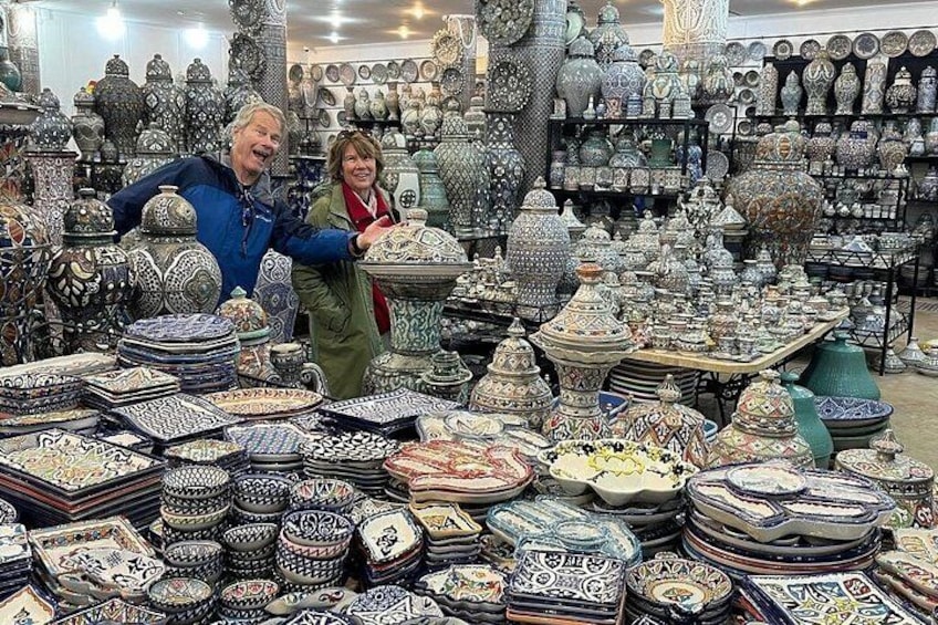 Een winkel met diverse keramieken objecten. 4