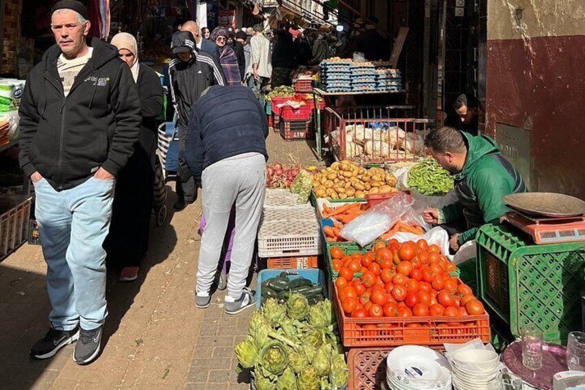 Een levendige markt met een ruim aanbod aan fruit en groenten. 5
