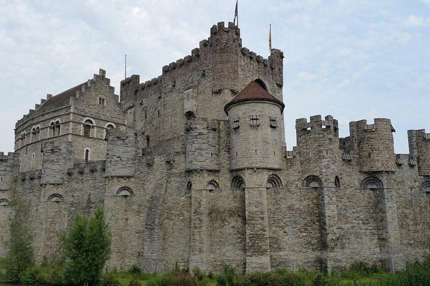 Un gran castillo medieval con múltiples torres y almenas. 4