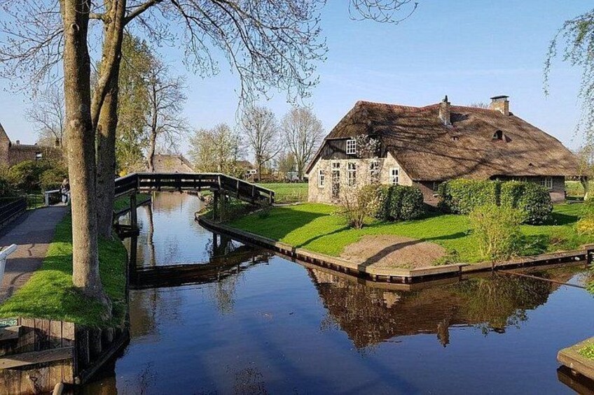 Giethoorn Private Tour from Amsterdam in Jaguar S Type 3