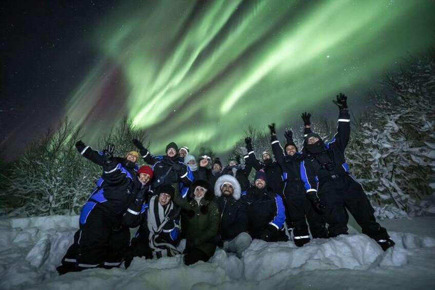 Northern Lights joy in Tromso, Norway – a small group sharing laughter and wonder beneath the Arctic sky. A night of connection, snow and aurora magic 5