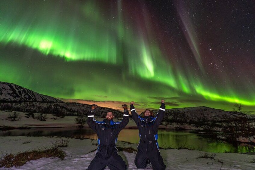 Victory pose under the Northern Lights!
These guests got exactly what they came for – a sky full of aurora above the Arctic outside Tromso. 1